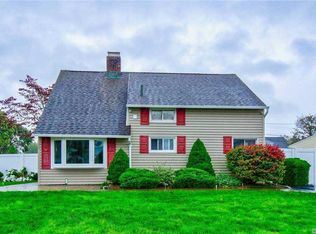 98 Sycamore Ln, Levittown, NY 11756