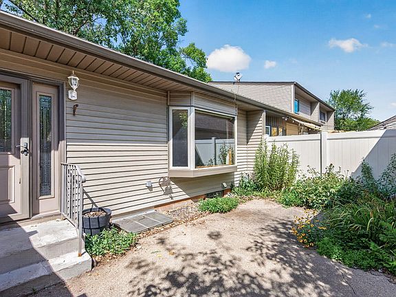 3rd image of 5526 Meister Rd NE