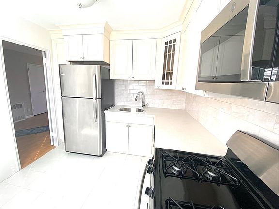5th image of 91 Strawberry Hill Ave #1031