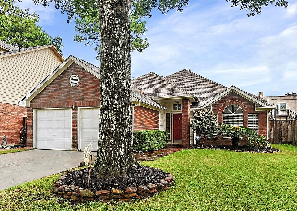 Welcome home to 16123 Lakestone Drive!