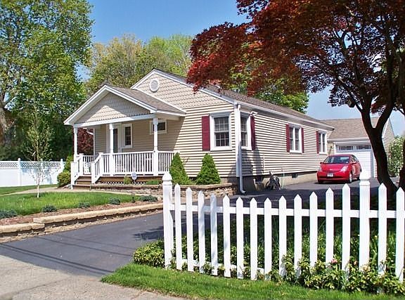 Front view driveway and garage