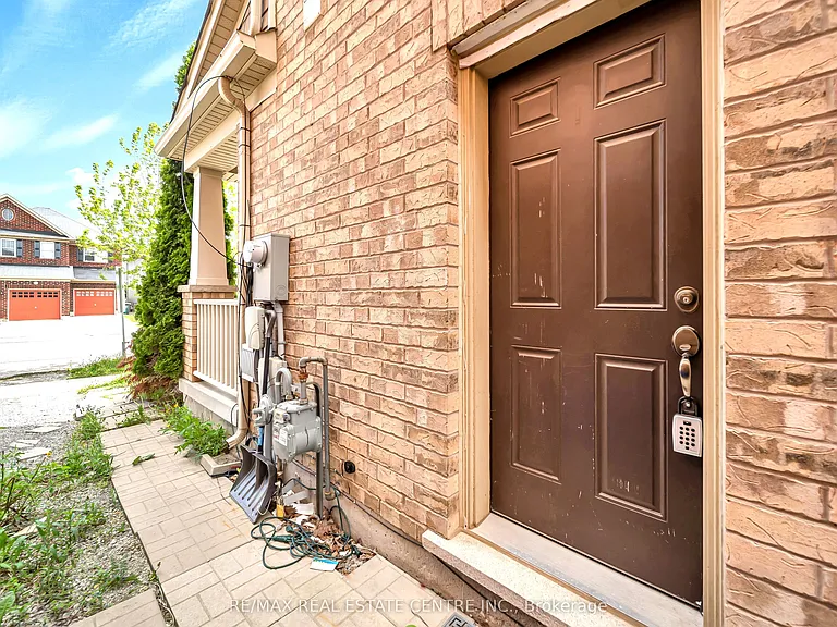 1074 Farmstead Dr — Photo 4