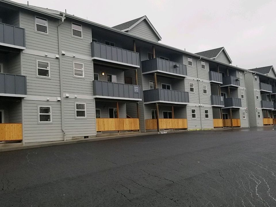 1st image of 2031-2035 5th St #206