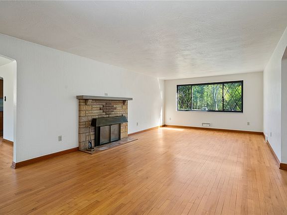 5th image of 664 Rolling Green Dr