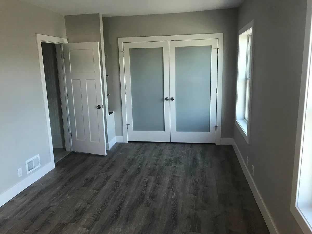 Master bedroom w attached bath - 728 1/2 Washington Ave