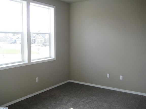 3rd image of 520 NW Aspen Ct