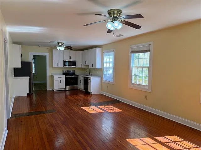 3 bed, 2.0 bath, 1400 sqft, $2,300 — Photo 2