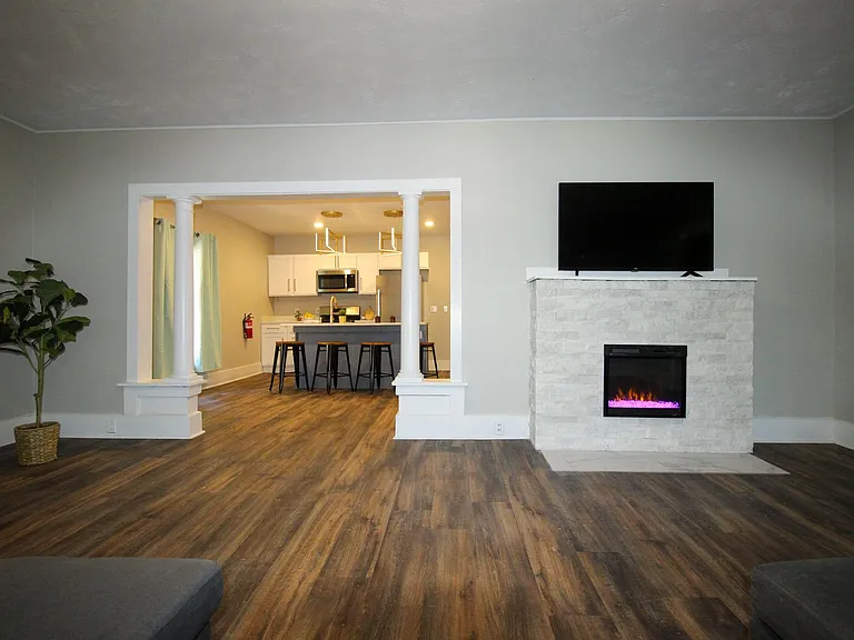 613 E State St — Photo 26