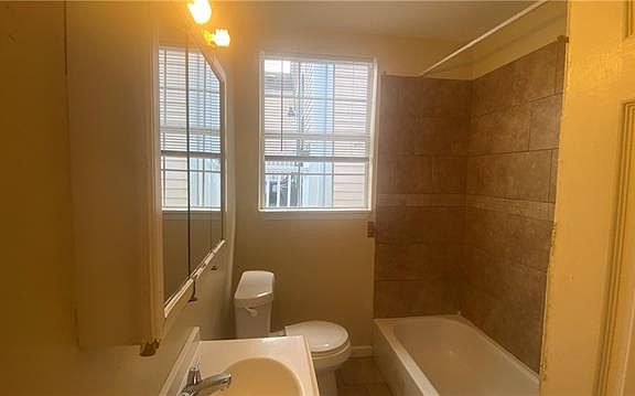 4th image of 2205 Dumaine St #B