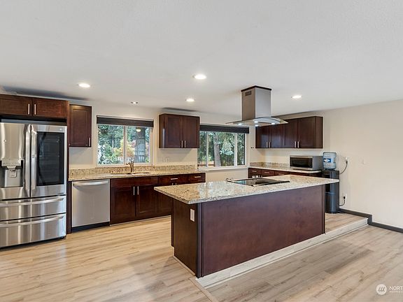 3rd image of 520 191st Street Ct E
