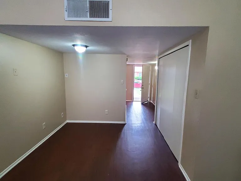 1125 Greenbriar Ln — Photo 4