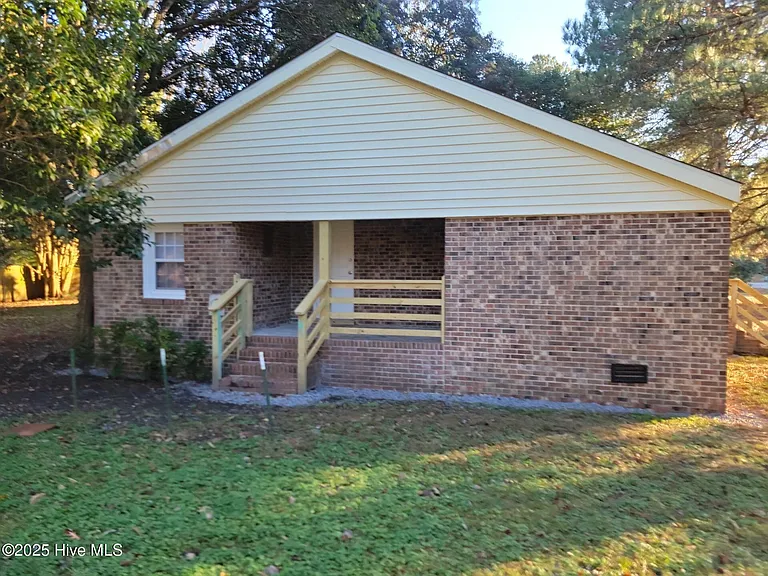 557 Circle Dr — Photo 5