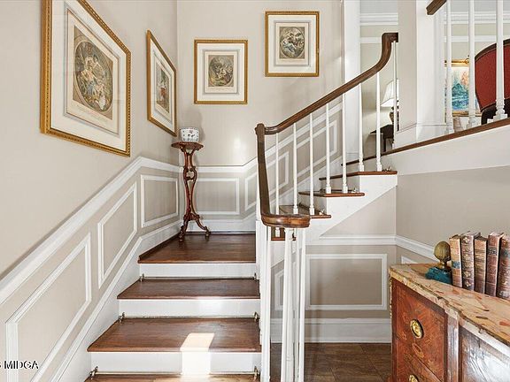 3rd image of 520 Old Club Rd S