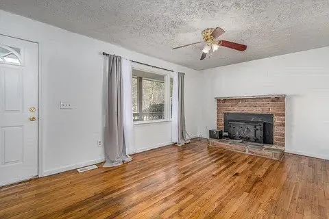 LIving room with Fireplace