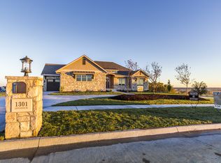 1301 Leone Rdg, Manhattan, KS 66503