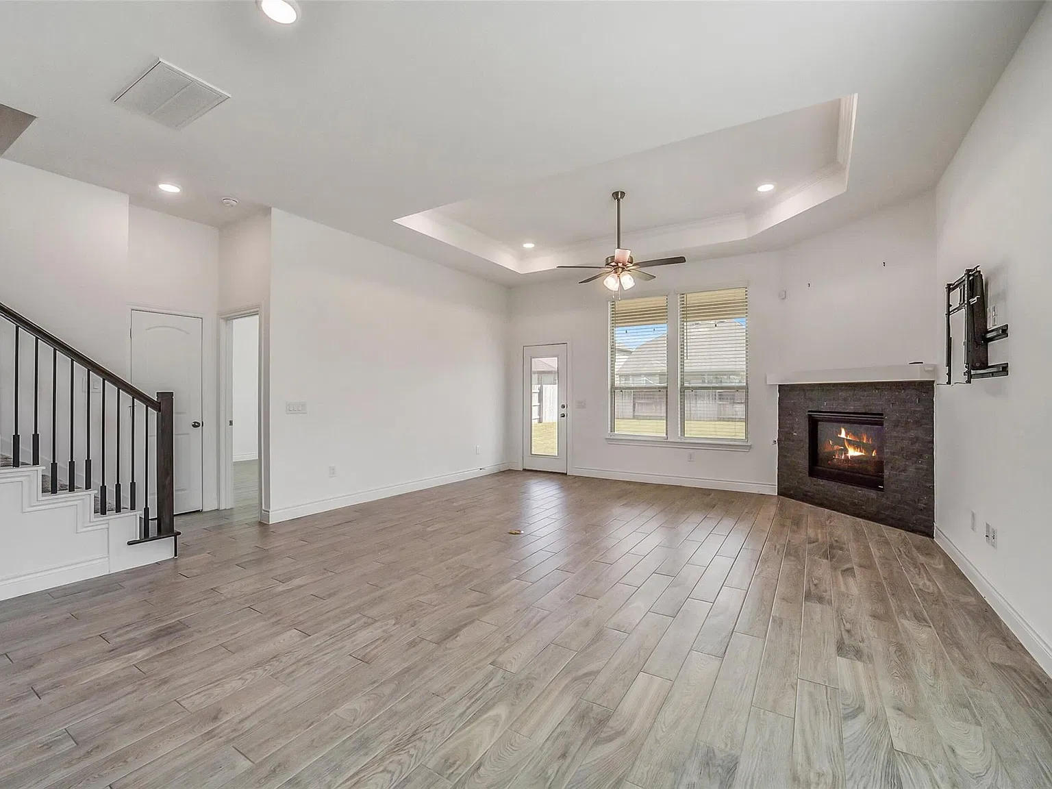 4 bed, 2.5 bath, 2414 sqft, $3,150 — Photo 4