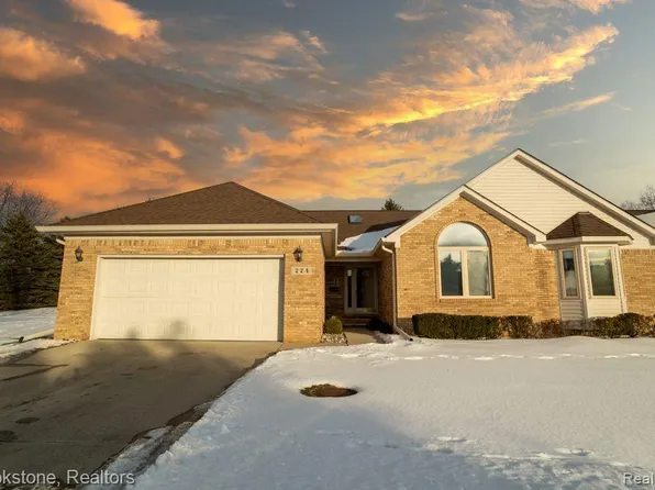 774 Snowbird Cir E, Saint Clair, MI 48079