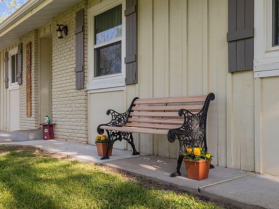 3rd image of 2829 E Monroe Circle