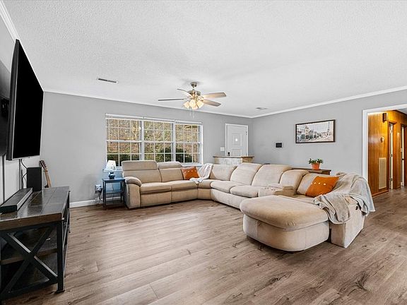 5th image of 412 Shelia Dr NE