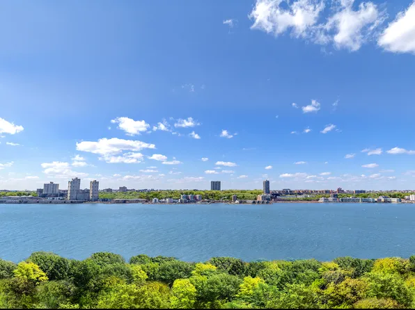 140 Riverside Drive image 11 of 12