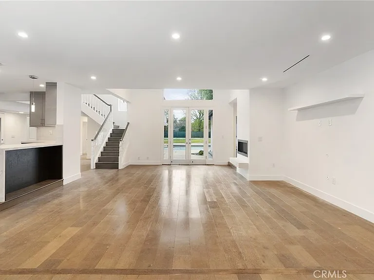 22904 Calvert St — Photo 16