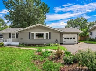 326 Farview Dr, North Aurora, IL 60542