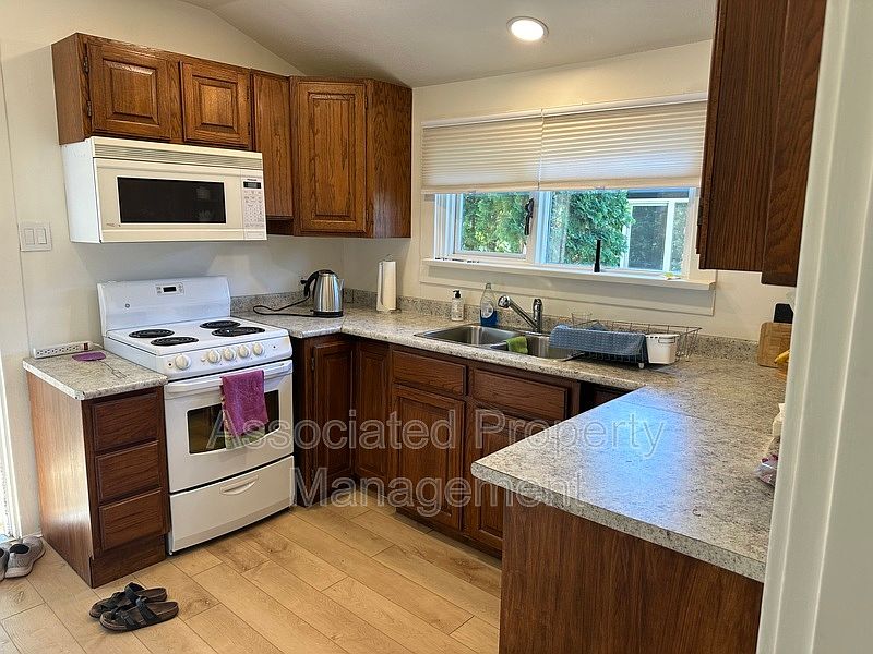 1st image of 993 Fuller Ave
