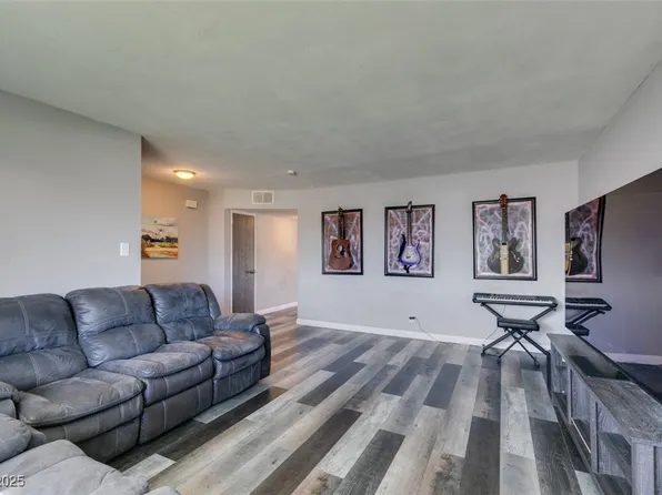 100 Huntly Rd, Las Vegas, NV 89145