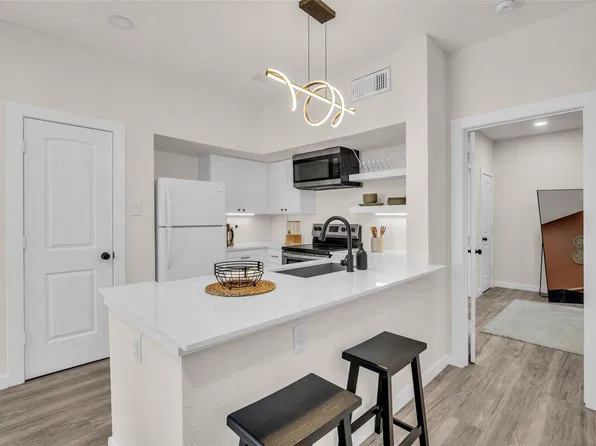 10855 Meadowglen Ln APT 604, Houston, TX 77042