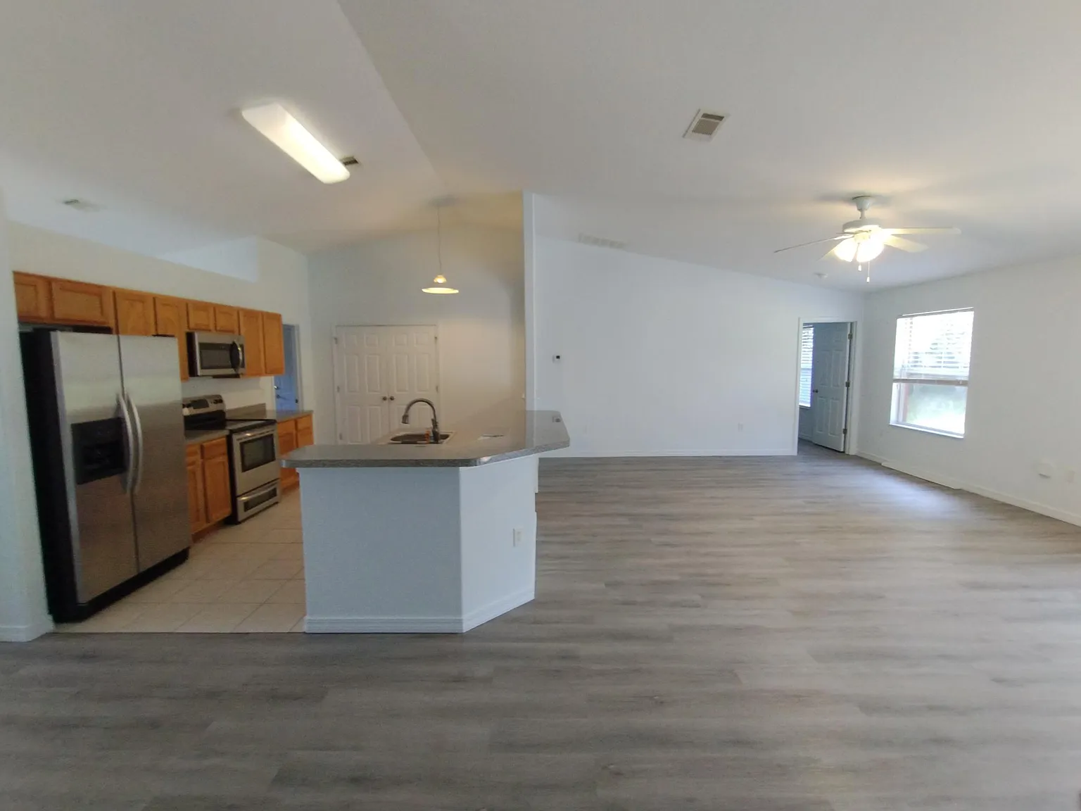 4 bed, 2082 sqft, $2,400 — Photo 3