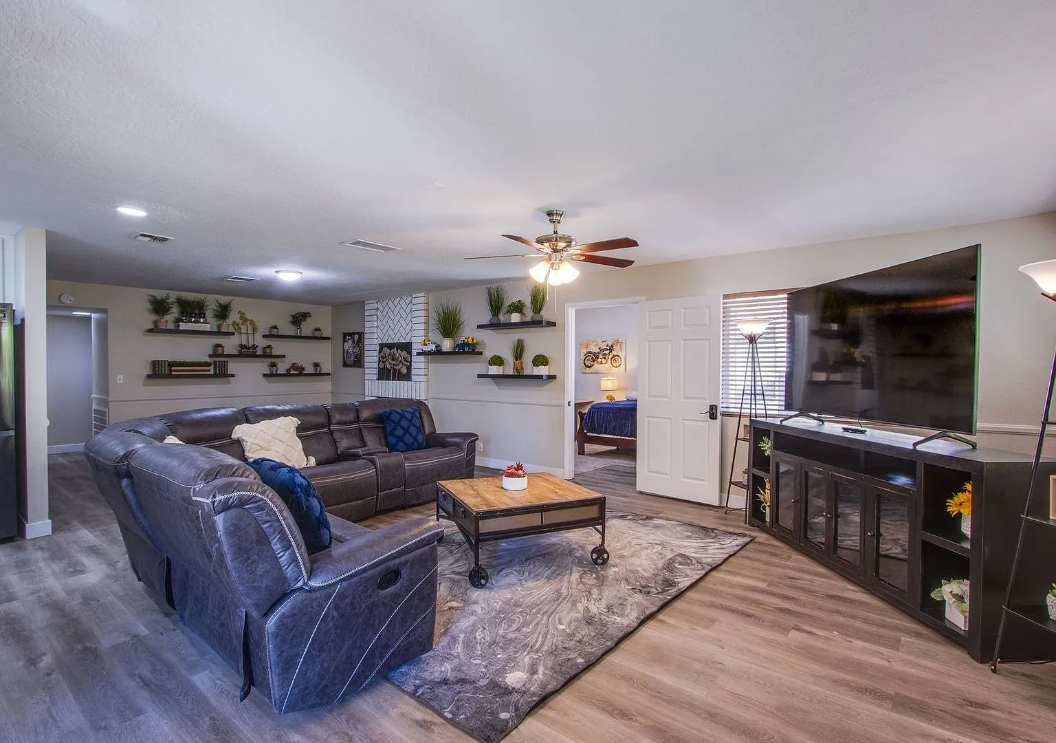 Spacious, Stylish, and Fully Furnished Luxury 5-Bedroom Home in Henderson — Photo 4