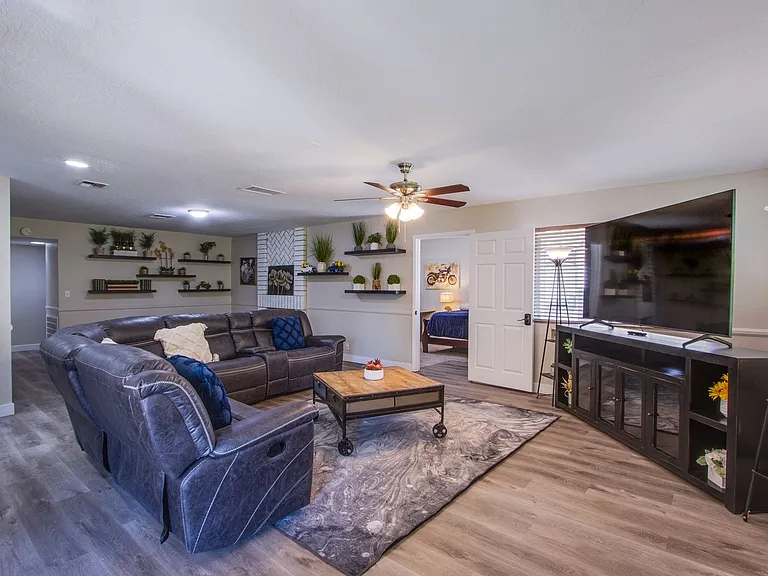 2342 Viewcrest Rd — Photo 4