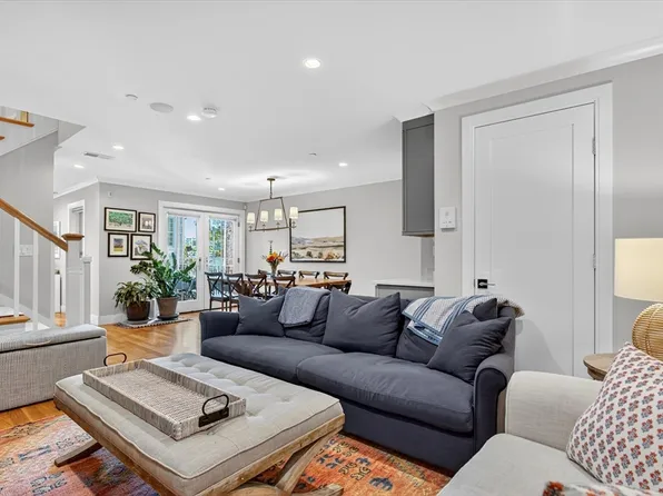 364 Bunker Hill St APT 1, Charlestown, MA 02129