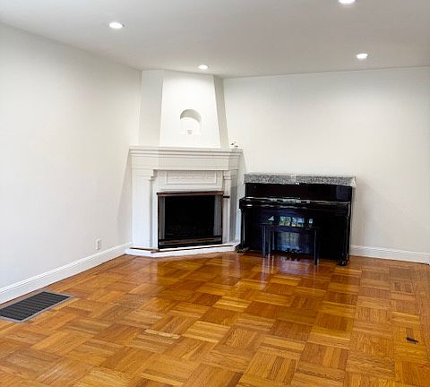 3rd image of 639 Bowdoin St
