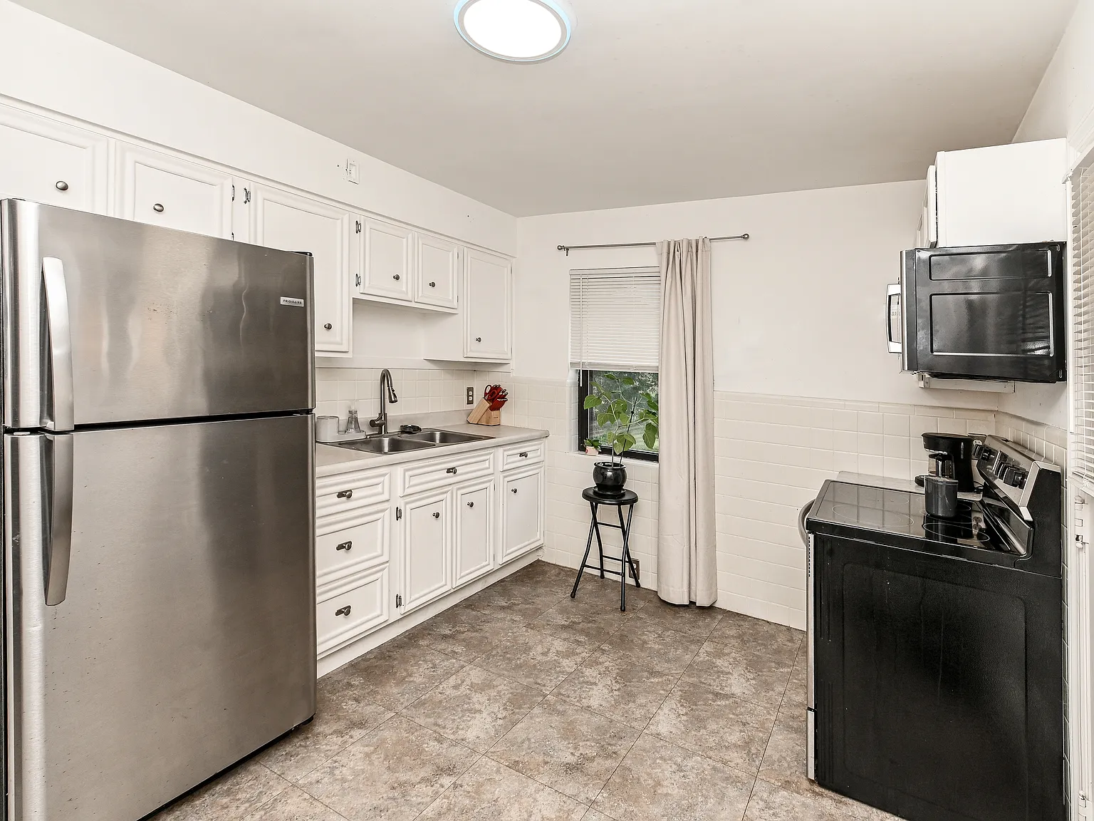 3 bed, 2.5 bath, 1231 sqft, $1,850 — Photo 3