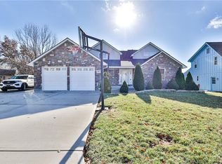 4063 SW Pendant Dr, Lees Summit, MO 64082