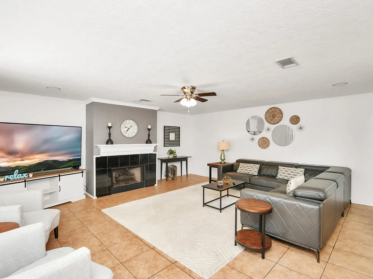 6 bed, 2.5 bath, 3730 sqft, $5,500 — Photo 2