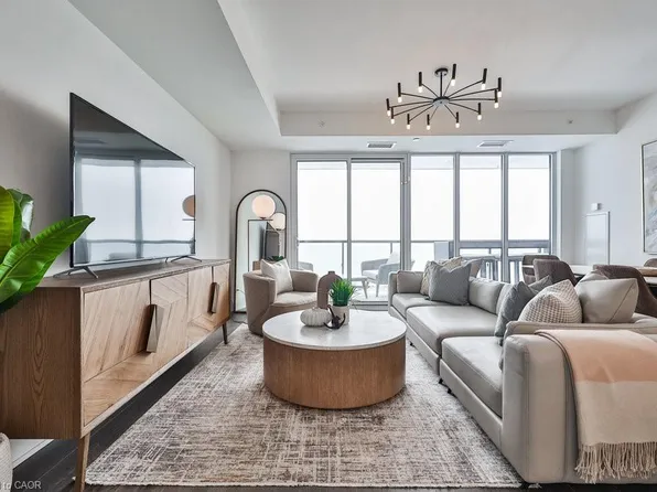 370 Martha St #2204, Burlington, ON L7R 2P7