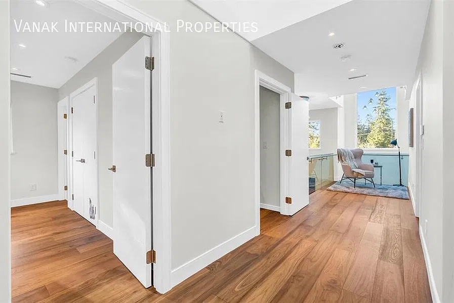5 Bed / 5.5 Bath House in North Vancouver — Photo 4