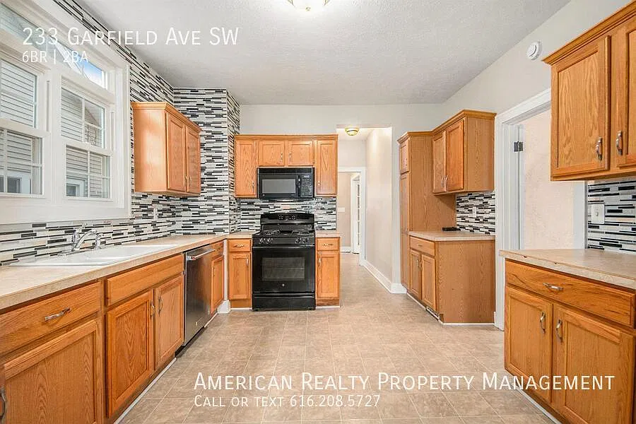 6 bed, 1680 sqft, $3,200 — Photo 3