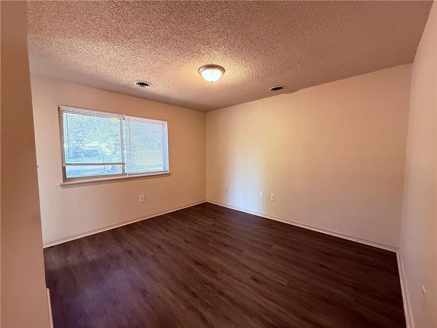 2308 - 2310 Raven — Photo 2