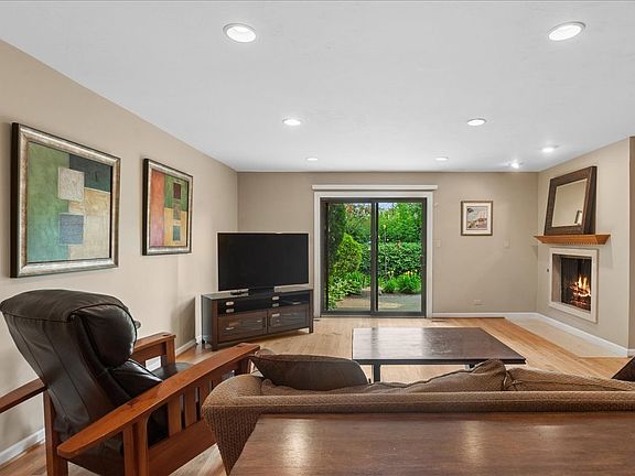 5th image of 90 Boardwalk Pl