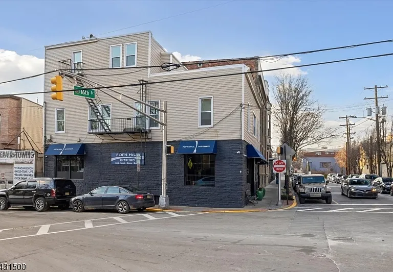 201 16th St — Photo 1