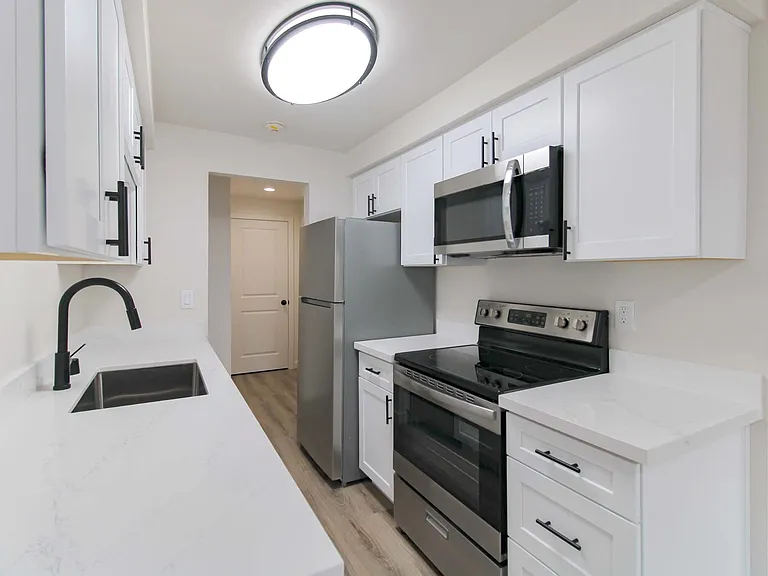 2 Bed 1 Bath - Kitchen