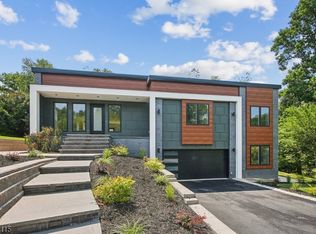 499 Bayberry Ln, Mountainside, NJ 07092