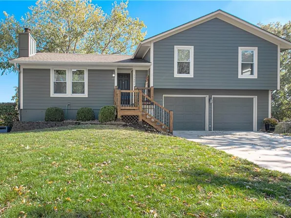 15201 S Blackfoot Dr, Olathe, KS 66062