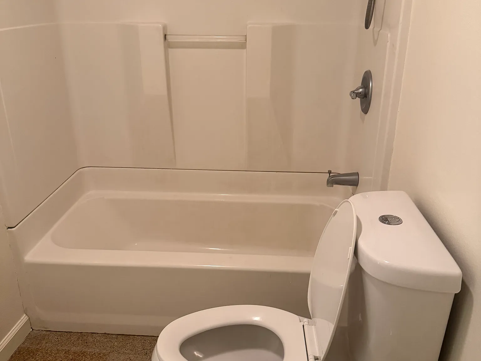 4 bed, 2020 sqft, $4,200 — Photo 4