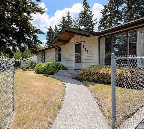 Classic 50's rambler ~ Excellent location ~ Ready for move-in! 3 bedrooms ~ 1 bath, approx. 1,060 square feet in this classic beauty! Easy freeway access, close to Nile County Club, Shoreline Park, Shoreline Pool and Senior Center.