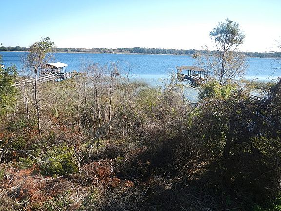 4th image of 1625 Lake Villa Dr