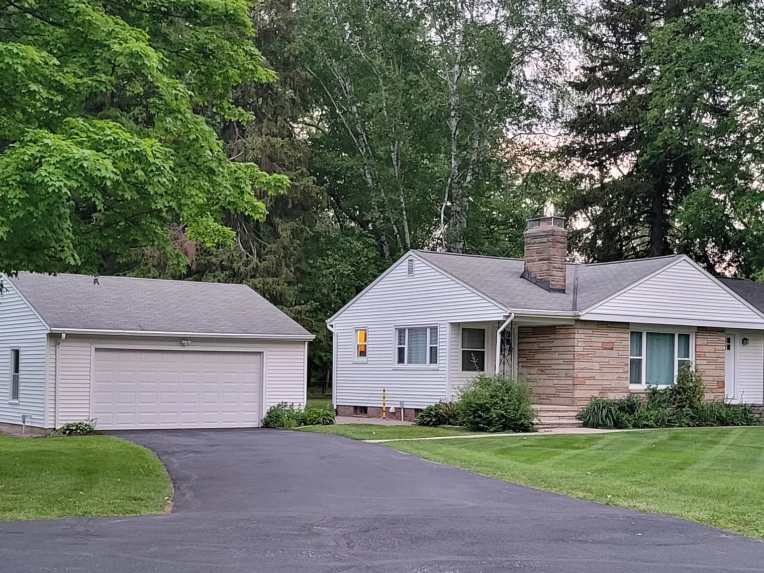 3 bed, 1314 sqft, $1,900 — Photo 1